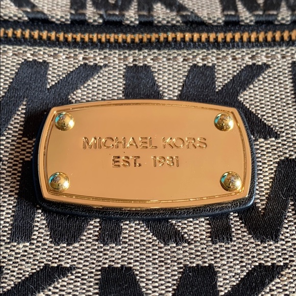 Michael Kors Wristlet - Picture 4 of 5